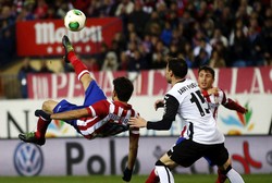 Diego Costa melakukan tendangan salto. Reuters/Juan Medina.