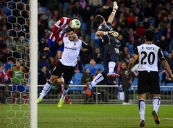 Diego Godin membobol gawang Valencia dengan tandukannya di menit ke-51. AFP/Pierre Philippe Marcou.