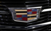 Yang berbeda dari logo terbaru ini adalah hilangnya karangan bunga. Sementara panji Cadillac tetap. Reuters/Rebecca Cook.