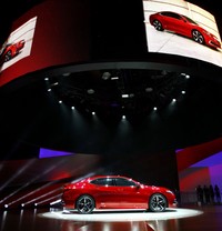 Honda memamerkan mobil Acura TLX. Mobil ini masih berupa prototipe. Reuters/Joshua Lott.