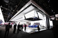 Kalangan media bersiap-siap menuju booth Lexus. Diperkirakan ada lebih dari 5.000 wartawan dari lebih 60 negara akan meliput event ini. Bill Pugliano/Getty Images/AFP