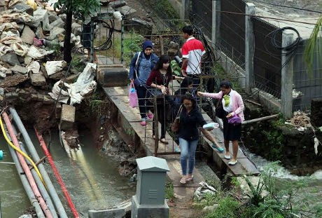 Ini Cara Nekat Warga Menyeberangi Jalan Ambles di TB Simatupang