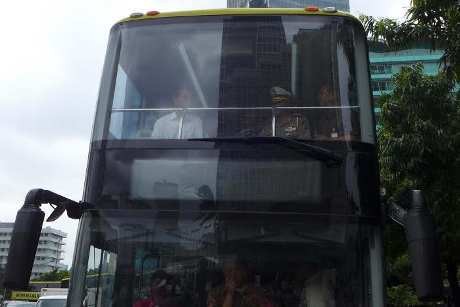  Perjalanan Perdana Bus Tingkat Wisata Tersendat Kena Ranting Pohon