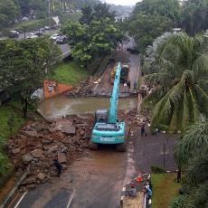 Perbaikan Terus Dilakukan, Jalan Ambles di TB Simatupang Dibongkar