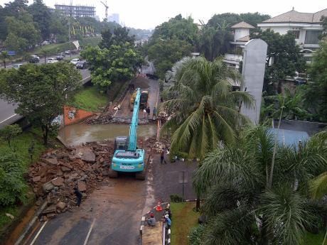 Perbaikan Terus Dilakukan, Jalan Ambles di TB Simatupang Dibongkar