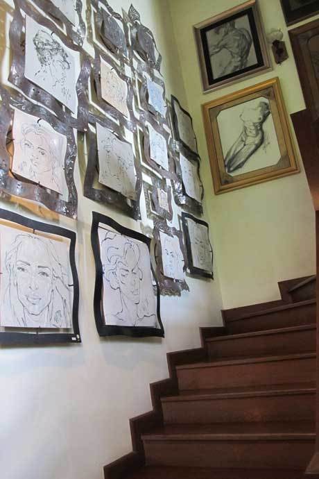 Wanita Misterius di Lukisan Sketsa Keramik Karya F. Widayanto