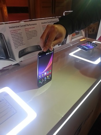 Layaknya G2, LG juga menempatkan tombol power dan volume di bagian belakang layar.