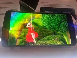 Pesona Ponsel Lengkung LG G Flex