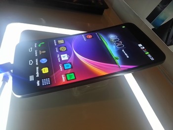 Adapun bentang layar yang dimilikinya adalah sebesar 6 inch dan memiliki resolusi HD (1280x720 pixel).