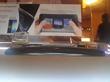 Menyesuaikan kontur lengkung yang diusungnya, G Flex juga mengandalkan baterai berbentuk lengkung.