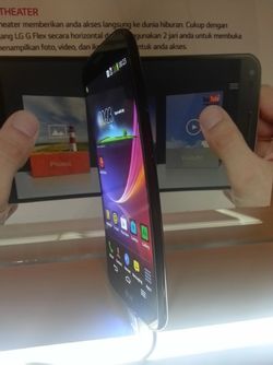Pesona Ponsel Lengkung LG G Flex