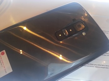 Bagian kamera juga tak kalah mentereng dengan kemampuan 13 MP yang mengandalkan sensor BSI.