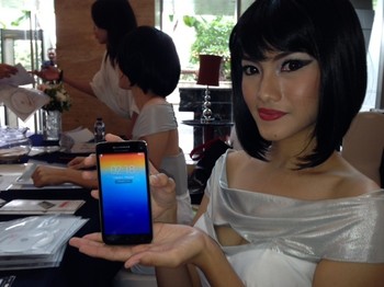 Ponsel dengan OS Android 4.2 ini mengusung prosesor MTK 6589T 1.5GHz quad-core, memori 2GB, dan storage internal 16GB.