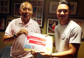 CEO OurSay Indonesia Muhammad Arif menyerahkan penghargaan kepada Bondan Winarno (kiri) sebagai pembicara dalam launching OurSay.Org di Jakarta, Selasa (14/1). (Iwan)