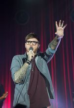 Aksi Panggung James Arthur di Hammersmith Apollo