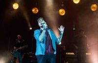 Diiringi band pengiring yang atraktif, James Arthur tampil percaya diri. Samir Hussein/Getty Images.