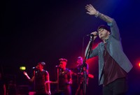 Tak hanya itu, backing vokal yang merdu membuat musisi kelahiran Middlesbrough, Inggris ini bernyanyi lepas di atas panggung. Samir Hussein/Getty Images.