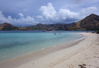 Pulau Kelor berada sekitar 30 menit perjalanan dengan perahu dari Labuan Bajo. Pulau ini sering didatangi wisatawan yang habis berkeliling Taman Nasional Komodo (Shafa/detikTravel)
