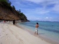 Kebanyakan wisatawan yang datang ke sini untuk bermain air dan snorkeling. Terumbu karang yang ada di sini cukup banyak, begitu pula dengan ikan yang warna-warni di sana (Shafa/detikTravel)