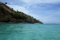 Selain menikmati airnya yang jernih dan dasarnya yang berpasir lembut, pulau ini juga menawarkan pemandangan cantik. Seperti ini! (Shafa/detikTravel)