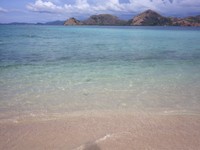 Siapa yang tidak tergoda dengan tepian pantai yang seperti ini. Jika sedang ramai, banyak juga turis asing yang berjemur di sini (Shafa/detikTravel)