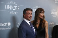 Sylvester Stallone dan sang istri Jennifer Flavin tiba di acara UNICEF Ball, sebuah organisasi yang menyatukan para dermawan, selebriti dan tokoh masyarakat untuk menyelamatkan kehidupan anak-anak. REUTERS/Mario Anzuoni.