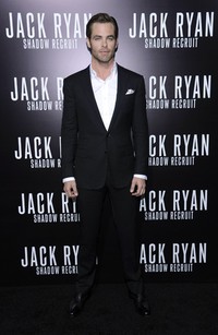 Bintang 'Star Trek Into Darkness' itu tampil necis mengenakan setelan jas dari Ralph Lauren Purple Label. REUTERS/Phil McCarten.