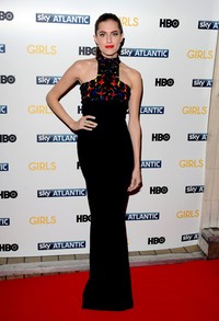 Allison Williams tampil dalam balutan gaun dari Alexander McQueen dengan detail bordir warna-warni di lehernya. Anthony Harvey/Getty Images.     