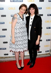 Aktris asal Inggris, Felicity Jones juga hadir menemani Lena Dunham. Anthony Harvey/Getty Images.