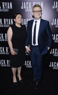 Tak mau kalah dengan Kevin Costner, sutradara Kenneth Branagh juga mengajak sang istri Lindsay Brunnock. REUTERS/Phil McCarten.