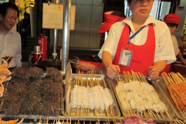 Sate Kelabang & 4 Kuliner Ekstrem Pasar Malam Beijing