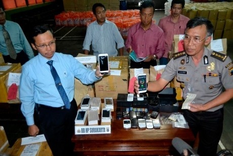 Polisi Sita Ratusan Blackberry Rekondisi dan Replika Galaxy S4 di Solo