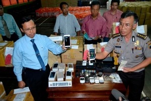 Polisi Sita Ratusan Blackberry Rekondisi dan Replika Galaxy S4 di Solo