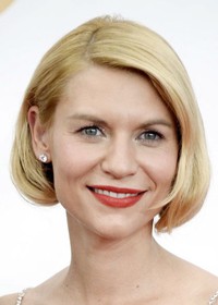 Claire Danes menampilkan gaya rambut bob klasik. Rambut bob pendeknya digulung ke dalam dengan roll rambut.