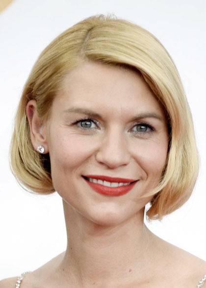 Claire Danes menampilkan gaya rambut bob klasik. Rambut bob pendeknya digulung ke dalam dengan roll rambut.