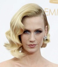 Berbeda lagi dengan January Jones yang menata rambutnya bergaya 40-an. Bintang X-Men:First Class itu menata rambutnya bergelombang. Rambut bob retro ini bisa menjadi inspirasi tatanan rambut untuk ke pesta.