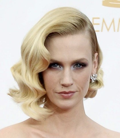 Berbeda lagi dengan January Jones yang menata rambutnya bergaya 40-an. Bintang X-Men:First Class itu menata rambutnya bergelombang. Rambut bob retro ini bisa menjadi inspirasi tatanan rambut untuk ke pesta.