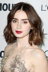 Ingin tampilan bob yang lebih segar? Coba gaya rambut Lily Collins yang dibuat ikal. Anda bisa membuat beachy hair ala bintang Mirror Mirror itu dengan curly iron.