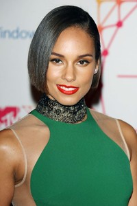 Jika ragu memangkas rambut menjadi pixie karena akan terlihat boyish, mungkin bisa dibuat feminin dengan gaya bob. Seperti potongan rambut Alicia Keys ini. Pelantun Girl On Fire itu memangkan rambut jadi pendek namun bergaya bob.