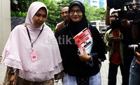 Athiyah tiba di KPK sekitar pukul 10.15 WIB dengan mengenakan baju muslim warna biru dan jilbab hitam. Lamhot Aritonang/detikFoto.