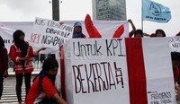 Mereka membawa spanduk yang berisi desakan kepada KPI untuk menindak media yang dianggap melanggar kode etik tersebut. Spanduk tersebut antara lain bertuliskan 'KPI hukum stasiun tv pengabdi parpol' dan 'Kami butuh KPI tegas bukan malas'.