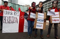 Selain membawa spanduk, mereka juga membawa kado berwarna putih yang diikat dengan pita merah. Kado yang terbuat dari kardus tersebut berukuran 1x1,5 meter. Kado raksasa ini berisi petisi yang akan diserahkan kepada KPI.