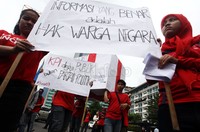 6 Stasiun tv itu adalah ANTV dan TVOne milik Aburizal Bakrie, Metro TV milik Surya Paloh, MNC TV, Global TV serta RCTI milik Harry Tanoesudibjo, kata Edi.