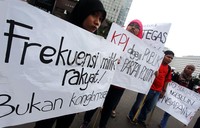 Koordinator Lapangan bernama Edi mengatakan ada 6 stasiun televisi yang menurut mereka melanggar UU penyiaran pasal 34 ayat 4 yang menyebutkan bahwa isi siaran wajib dijaga netralitasnya dan tidak boleh mengutamakan kepentingan golongan tertentu.