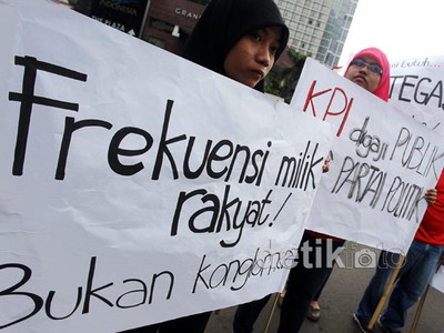Mahasiswa Demo KPI