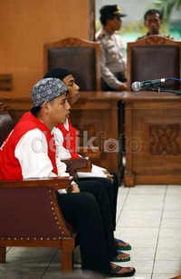 Tak lama setelah hakim membacakan vonis, Marni, ibu terdakwa langsung menangis dan berteriak. Dia berteriak jika hakim tidak adil.