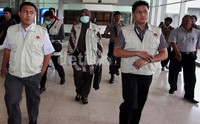 Setelah menggeledah selama 7 jam 30 menit, penyidik KPK akhirnya meninggalkan ruangan Sutan Bhatoegana.