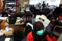 Penyidik KPK juga menggeledah ruang Pusat Pengkajian dan Pengolahan Data Informasi (P3DI) DPR RI.