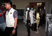 Mengenakan rompi KPK, 6 orang penyidik tersebut meninggalkan ruangan Sutan yang berada di lantai 9 Gedung Nusantara I DPR, Senayan, Jakarta.