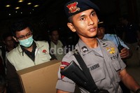 Para penyidik tersebut membawa 1 kardus dan 1 koper berwarna ungu dari ruang 0905 Lantai 9 Gedung Nusantara I DPR, Kamis (16/1/2014) pukul 17.00 WIB. Mereka juga membawa 1 unit LCD komputer.